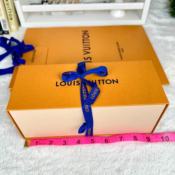 Louis Vuitton Box, tissue paper, Shopping Bag, gift note card tag and ribbon set - Picture 7 of 12